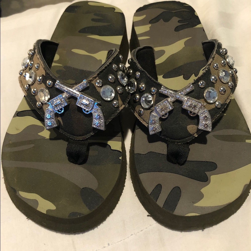 Camouflage flipflops with rhinestone pistols, sz 7.5